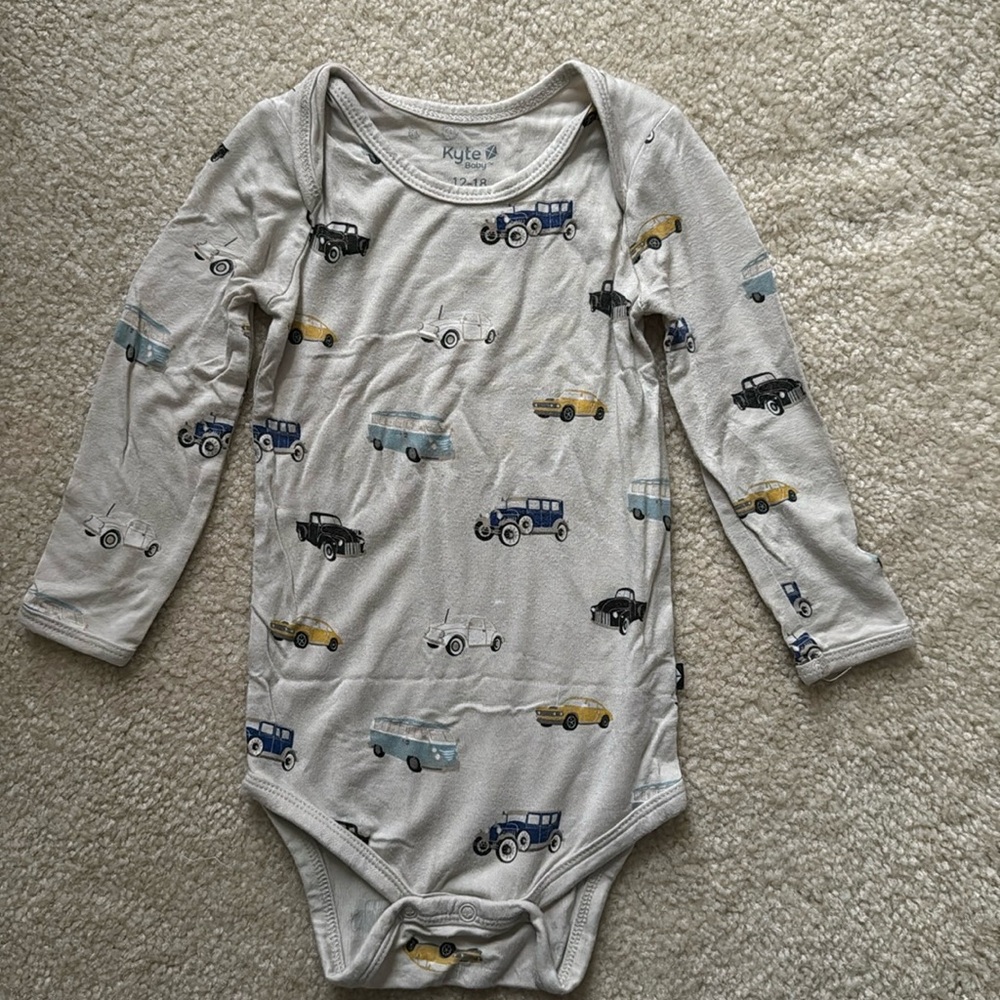 Kyte baby long sleeve bodysuit in Vintage Cars